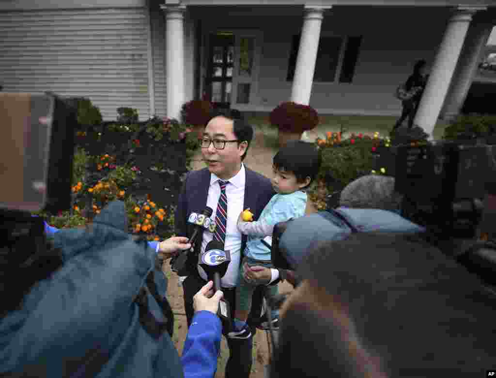 뉴저지주 3선거구에 출마한 앤디 김 후보가 뉴저지주 보던타운에서 투표를 마친 후 기자들의 질문에 답하고 있다. 한국계 후보인 앤디 김은 바락 오바마 대통령 시절 백악관에서 대테러 업무를 담당했으며, 그 인연으로 오바마 전 대통령이 앤디 김 후보를 지지한다고 선언하기도 했다.