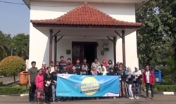 Para peserta Pesantren Kilat Milenial Islami berfoto bersama pengurus Gereja Tugu di Cilincing, Jakarta Utara. Kunjungan ke Gereja Tugu adalah bagian dari kegiatan pesantren Tour of Tolerance, 26 Mei 2018. (Foto: Ahadian Utama/VOA)
