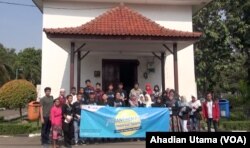 Para peserta Pesantren Kilat Milenial Islami berfoto bersama pengurus Gereja Tugu di Cilincing, Jakarta Utara. Kunjungan ke Gereja Tugu adalah bagian dari kegiatan pesantren Tour of Tolerance, 26 Mei 2018. (Foto: Ahadian Utama/VOA)