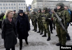 ລັດຖະມົນຕີປ້ອງກັນປະເທດເຢຍຣະມັນ ທ່ານ Ursula von der Leyen, ຊ້າຍ, ແລະ ປ. Lithuania ທ່ານ Dalia Grybauskaite ໄດ້ເຂົ້າຮ່ວມພິທີຕ້ອນຮັບກອງກຳລັງ ທີ່ສົ່ງໄປຍັງ Lithuania ສິ່ງເປັນສ່ວນນຶ່ງຂອງອົງການ NATO ທີ່ຕຽມພ້ອມໃນການຢັບຢັ້ງການຮຸກຮານຂອງຣັດເຊຍ Russia ໃນ Rukla, Lithuania.