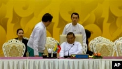 မြန်မာနိုင်ငံခြားရေးဝန်ကြီး ဦးဝဏ္ဏမောင်လွင်အား နေပြည်တော်မှာကျင်းပတဲ့ (၄၇) ကြိမ်မြောက် အာဆီယံ နိုင်ငံခြားရေးဝန်ကြီးများ အစည်းအဝေးမှာ တွေ့ရစဉ်။ (သြဂုတ် ၁၀၊ ၂၀၁၄)