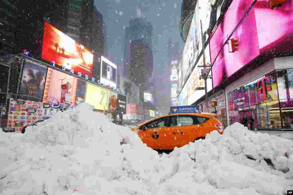 Un taxi circule pendant la tempête de neige à New York, le 14 mars 2017