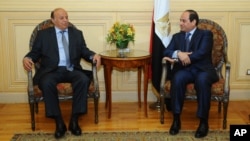 Yemen Cumhurbaşkanı Abdurabbu Mansur Hadi (solda) Mısır Cumhurbaşkanı Abdülfettah el Sissi'yle. 