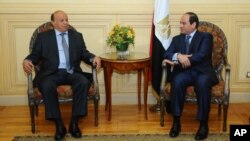 Presiden Yaman Abd-Rabbu Mansour Hadi (kiri) bertemu Presiden Mesir Abdel Fattah al-Sissi di Sharm el-Sheikh, Mesir (27/3). (AP/MENA)