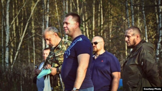 Valerij Šambarov, organizator kampa u Srbiji i Rusiji sa UOSYU-om (lijevo) sa Aleksandrom Borodaijem iz Saveza dobrovoljaca Donbasa i Romanom Telenkovičem iz ENOT Corpa (desno). Izvor: ENOT Corp