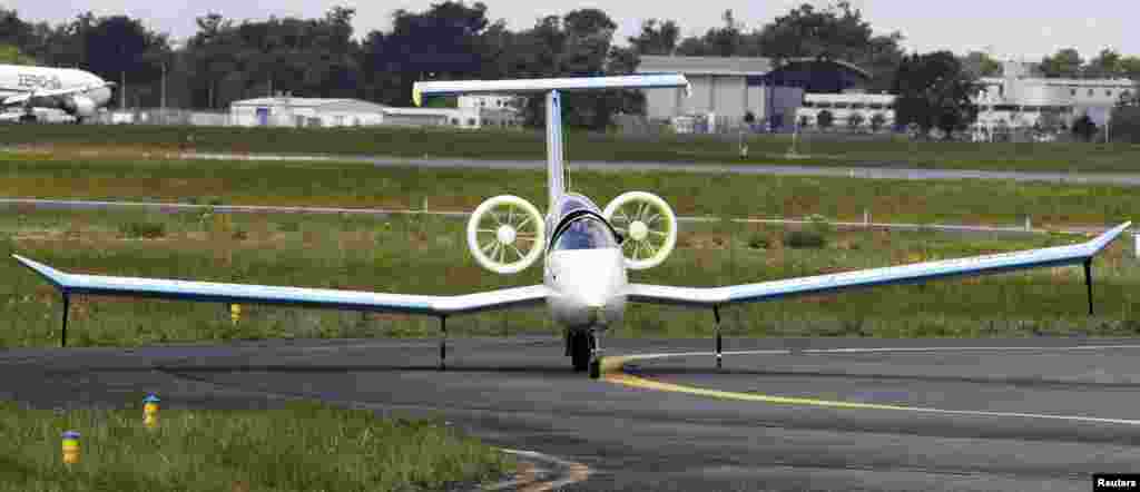 An E-Fan aircraft is seen on the tarmac for its first public flight during the e-Aircraft Day at the Bordeaux Merignac airport, southwestern France. The all-electric plane E-Fan was developed by Airbus Group.