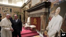 Vatican Pope and Journalists: Pope Francis looks at a painting he received from the Italian Order of Journalists on the occasion of their audience, at the Vatican, Thursday, Sept. 22, 2016. 