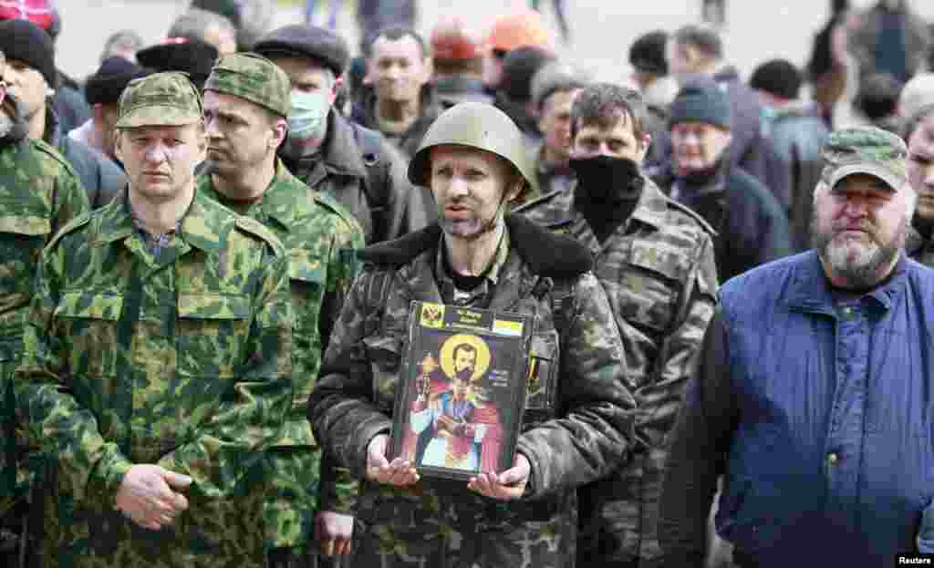 Manifestantes pró-russos aglomeram-se em frente da sede da Administração Regional em Luhansk, Ucrânia, Abril 14, 2014.