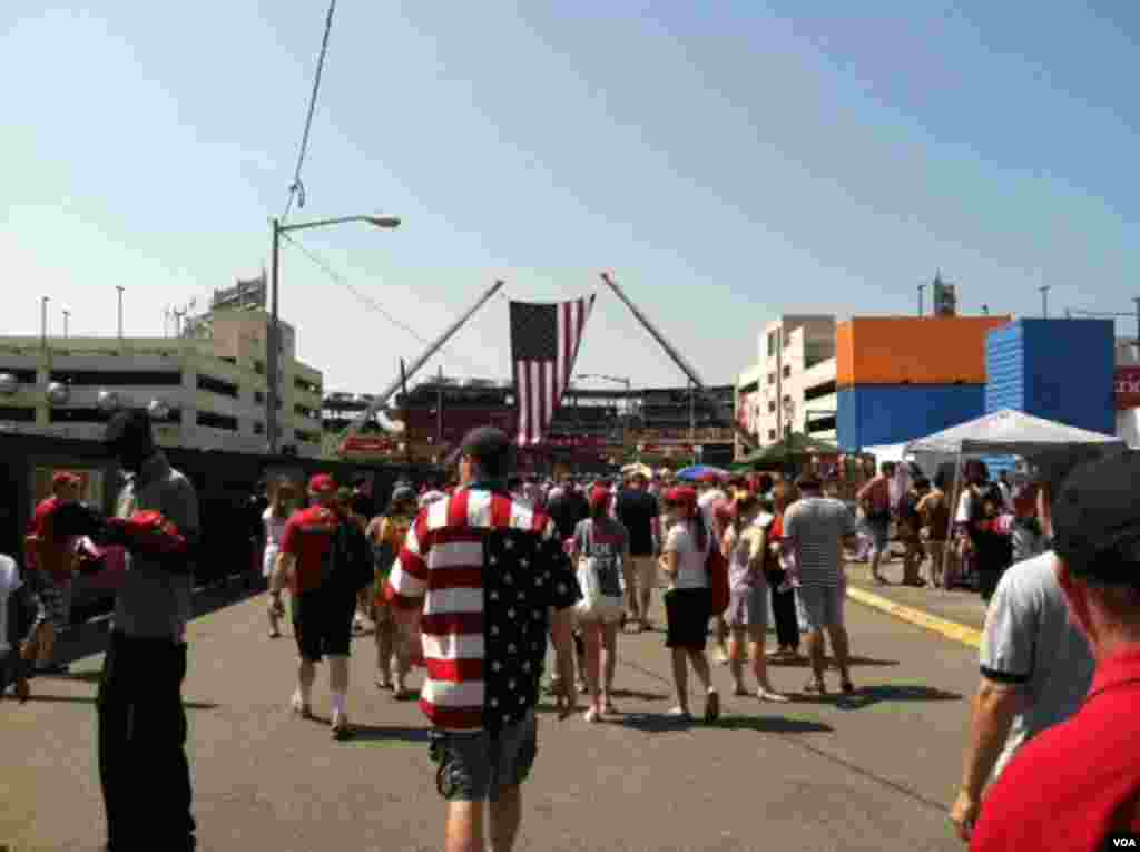 Seorang pengunjung mengenakan kaos bertema bendera Amerika di Stadium Nasional untuk pertandingan baseball antara grup Washington Nationals dan San Francisco Giants, di Washington. (J. Randle/VOA)