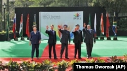Dari kiri: Presiden Brazil Dilma Rousseff, Presiden Rusia Dmitry Medvedev, PM India Manmohan Singh, Presiden Tiongkok Hu Jintao dan Presiden Afrika Selatan Jacob Zuma di Pertemuan BRICS 2012, New Delhi, India (29/3) 