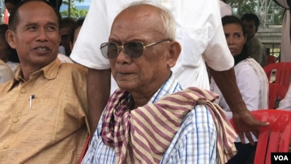 In this photo taken on Aug. 9, 2019, Meas Muth, former Khmer Rouge naval commander, attended Nuon Chea's funeral at Prum Kiri Morokot Buddhist Temple in Pailin Province, Cambodia. (Aun Chhengpor/VOA Khmer)