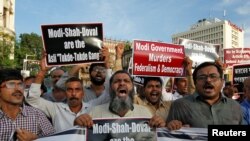 تظاهرات در کلکته هند علیه اقدام دولت هند برای پایان بخشیدن به خودمختاری کشمیر