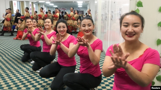 中國政府2019年1月5日組織外國記者和政府官員參觀新疆和田職業教育訓練中心時當地居民為他們表演。