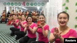 中国政府组织外国记者和政府官员参观新疆和田职业教育训练中心时当地居民为他们表演。(2019年1月5日)