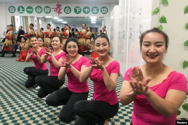 中国政府2019年1月5日组织外国记者和政府官员参观新疆和田职业教育训练中心时当地居民为他们表演。