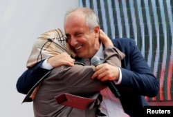 Muharrem Ince, presidential candidate of Turkey's main opposition Republican People's Party (CHP), embraces his mother, Zekiye Ince, during an election rally in Istanbul, June 23, 2018.