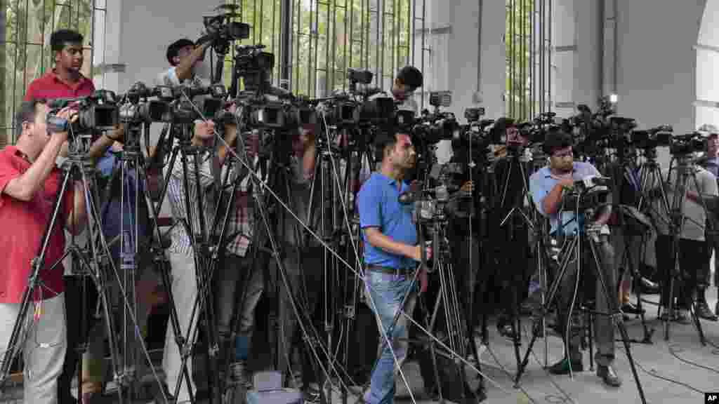 Des journalistes bangladais devant un tribunal à Dhaka, au Bangladesh, le 3 mai 2016.