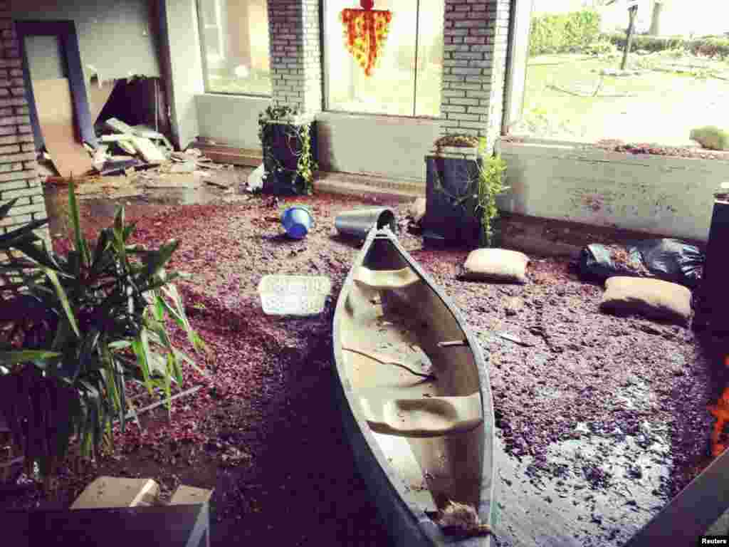 Un cano&euml; dans le vestibule inond&eacute; d&#39;un immeuble d&#39;appartements &agrave; Brooklyn, New York 