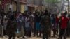 População reage à presença das forças de segurança numa manifestação por comida, no bairro Hoji-Ya-Henda em Luanda, um mês depois de declarado o estado de emergência. 8 Junho 2020
