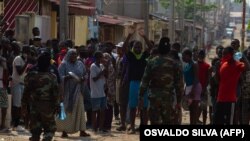 População reage à presença das forças de segurança numa manifestação por comida, no bairro Hoji-Ya-Henda em Luanda, um mês depois de declarado o estado de emergência. 8 Junho 2020