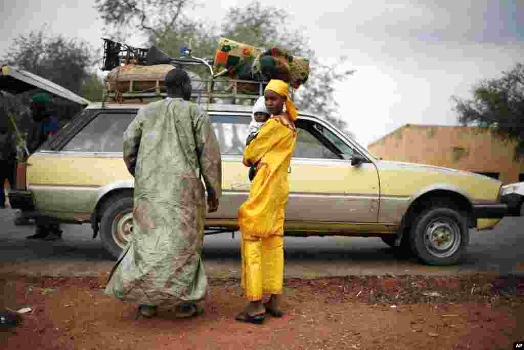 Un taxi transportant une famille malienne&nbsp; est fouill&eacute; &agrave; un poste de contr&ocirc;le pr&egrave;s de S&eacute;var&eacute;, sur la route de Gao. 