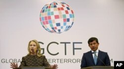 Hillary Clinton ve Ahmet Davutoğlu, İstanbul'da ortak basın toplantısında