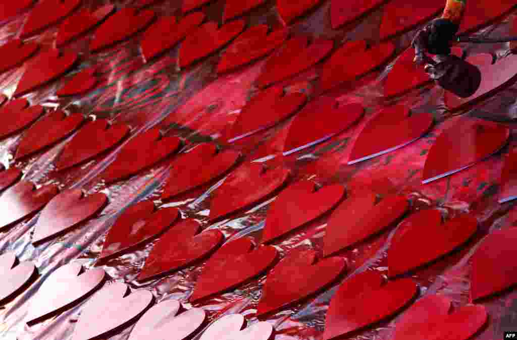 An Iraqi Kurdish man spray-paints hearts in anticipation for Valentine&#39;s Day, in a street in Arbil, the capital of the Kurdish autonomous region in northern Iraq.