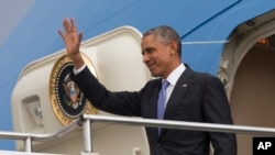 Presiden Barack Obama tiba di Bandara Internasional di Bole Addis Ababa, Minggu, 26 Juli 2015, di Addis Ababa. Obama adalah Presiden pertama yang mengunjungi Ethiopia. (AP Photo/Evan Vucci)