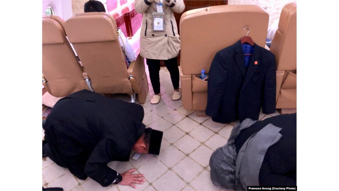 Danpaspampres Mayjen TNI (Mar) Suhartono (kiri) dan Menlu Retno Marsudi (kanan) sujud syukur ketika rombongan tiba kembali di bandara dan siap kembali ke tanah air.