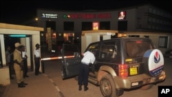 Petugas keamanan Uganda memeriksa kendaraan yang masuk ke Mal Victoria di Entebbe, dekat bandar udara Entebbe di Uganda (4/7). (AP/Stephen Wandera)