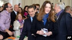 Presiden Perancis Nikolas Sarkozy dan ibu negara Carla Bruni-Sarkozy bersiap untuk memberikan suaranya dalam Putaran Pertama Pemilu Presiden Perancis di Paris (22/4)