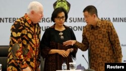 Menteri ESDM Ignasius Jonan (kanan) bersama dengan Menteri Keuangan Sri Mulyani dan CEO Freeport-McMoRan Inc Richard Adkerson (kiri) di Gedung ESDM Jakarta, Selasa 29 Agustus 2017.