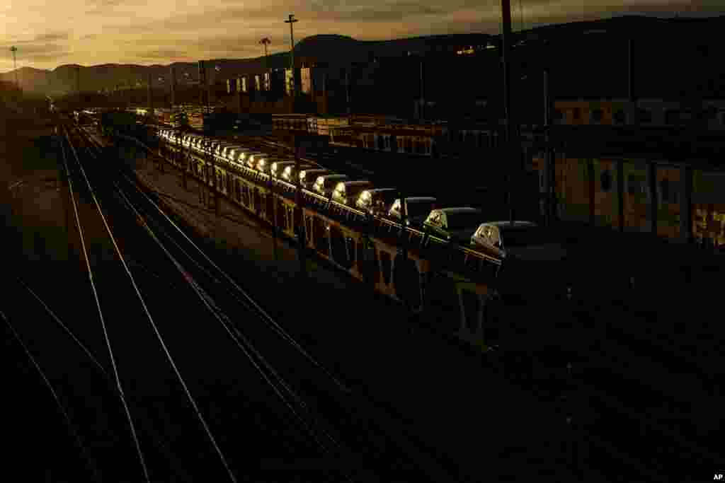 قطار حمل اتومبیل&zwnj;های جدید آماده ترک ایستگاه&nbsp; قطار در یک غروب پاییزی در اسپانیا