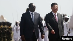 Chủ tịch Trung Quốc Xi Tập Cận Bình đi cùng Tổng thống Senegal Macky Sall sau hi đến Sân bay Quốc tế Leopold Sedar Senghor, vào đầu chuyến thăm Dakar, Senegal, ngày 21 tháng 7, 2018. 