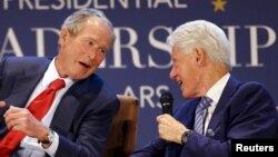 Cựu tổng thống Bush và Clinton tại lễ tốt nghiệp của chương trình Học giả Lãnh đạo của Tổng thống ở Dallas, Texas, hôm 9/7/2015.