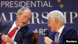 Los expresidentes estadounidenses George W. Bush (izquierda) y Bill Clinton durante la ceremonia en Dallas, el jueves, 9 de julio de 2015.
