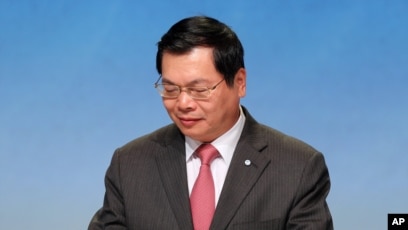 Ông Vũ Huy Hoàng là ví dụ điển hình: Trong hai năm 2013 và 2014, mỗi năm, ông dùng hơn một nửa thời gian để “nghiên cứu - học hỏi kinh nghiệm” ở nước ngoài.