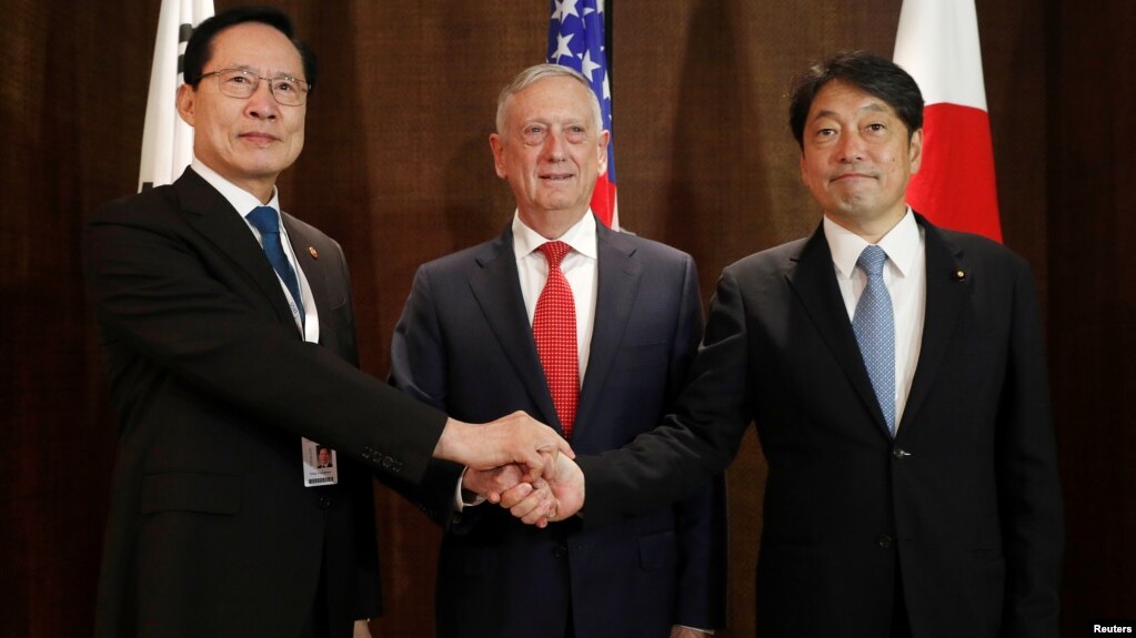 Ministri i Mbrojtjes i JaponisÃ« Itsunori Onodera, Sekretari amerikan i Mbrojtjes Jim Mattis dhe Ministri i Mbrojtjes i KoresÃ« sÃ« Jugut Song Young-moo nÃ« Singapor, 3 qershor 2018. 