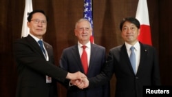 （由左至右）南韓國防部長宋永武、美國國防部長馬蒂斯和日本防衛大臣小野寺2018年6月3號在新加坡的香格里拉對話期間舉行三方會談