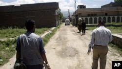 Pakistani journalists roam around in a vicinity of the house of al-Qaida leader Osama bin Laden which has been made an exclusion zone for the general people in Abbottabad, May 7, 2011