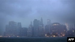 Mây đen bao trùm khu Manhattan ở New York, ngày Chủ nhật 28/8/2011