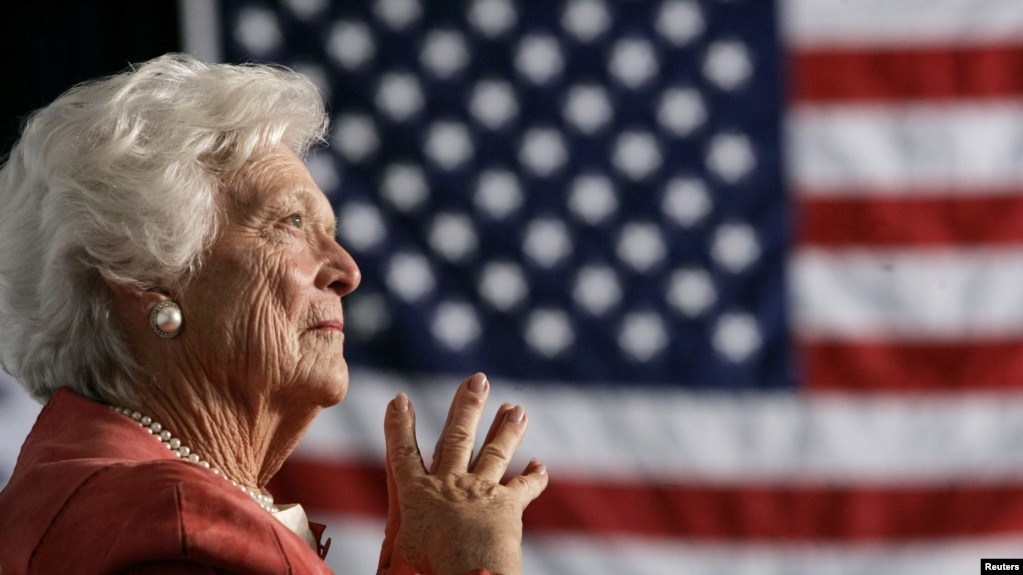Tư liệu: Cựu Đệ Nhất Phu nhân Barbara Bush lắng nghe con trai, TT George W. Bush, phát biểu tại một sự kiện ở Orlando, bang Florida ngày 18/3/2005. REUTERS/Jason Reed