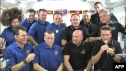 Astronautët e anijes "Endeavor" shënojnë arritje historike në hapësirë
