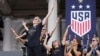 10 de julio de 2019; Nueva York, Nueva York; La delantera del equipo nacional de fútbol femenino de EE. UU., Megan Rapinoe (15), posa con sus compañeras de equipo en el ayuntamiento de la ciudad de Nueva York. Brad Penner-USA TODAY Sports