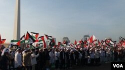 Massa "Aksi Islam Bela Al Quds" bersiap ikut serta dalam unjuk rasa di Jakarta untuk menolak pemindahan Kedutaan AS ke Yerusalem, Jumat (11/5). (VOA/Fathityah)