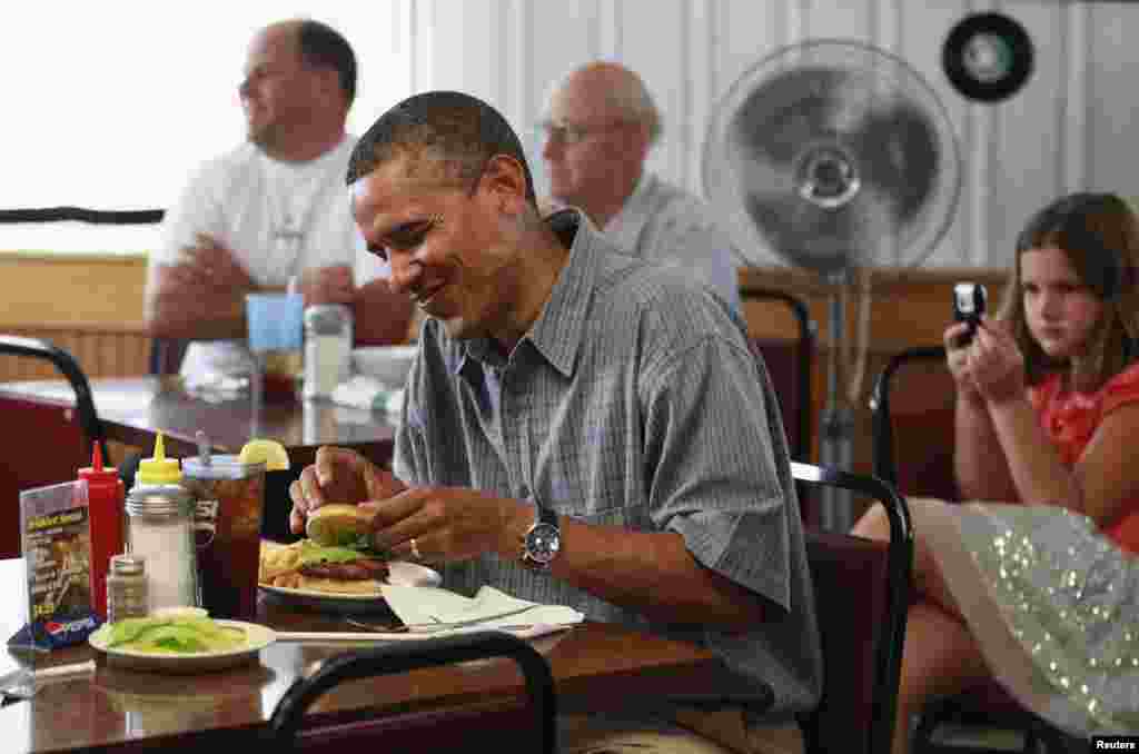 El restaurante Kozy Corners, en Oak Harbor, Ohio, sirvió a Obama una hamburguesa, mientras el presidente visitaba la ciudad en una gira de campaña.