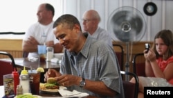 Tổng thống Obama ghé ăn tại một nhà hàng thức ăn nhanh trong chuyến đi vận động ở Pennsylvania