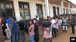 Madagascans line up to cast their votes in a referendum in Antananarivo, 17 Nov 2010