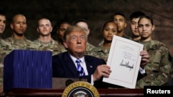 Tổng thống Donald Trump ký luật chi tiêu quốc phòng tại Fort Drum, New York, ngày 13/8/2018. 