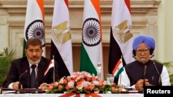 Thủ tướng Ấn Độ Manmohan Singh vàTổng thống Ai Cập tại buổi lễ ký kết thỏa thuận ở New Delhi, 19/3/13